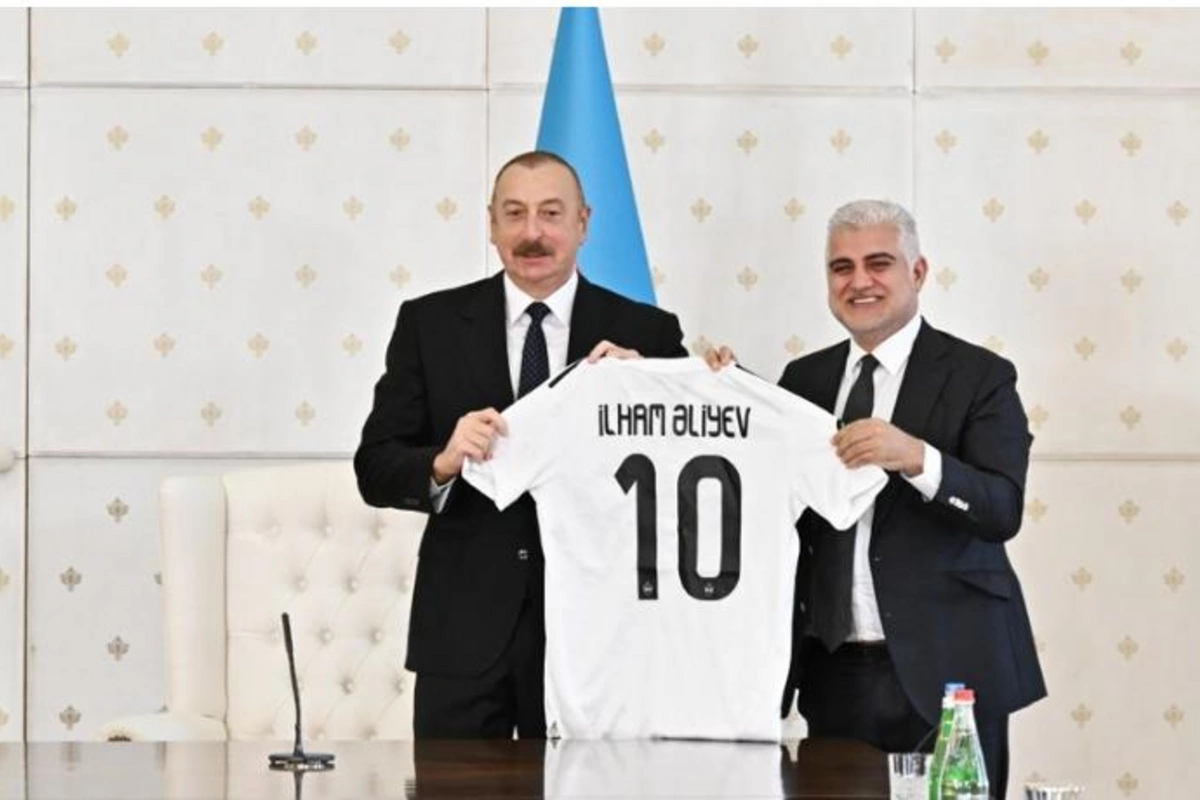 İlham Əliyevə “Qarabağ” klubunun forması hədiyyə olundu — FOTOLAR