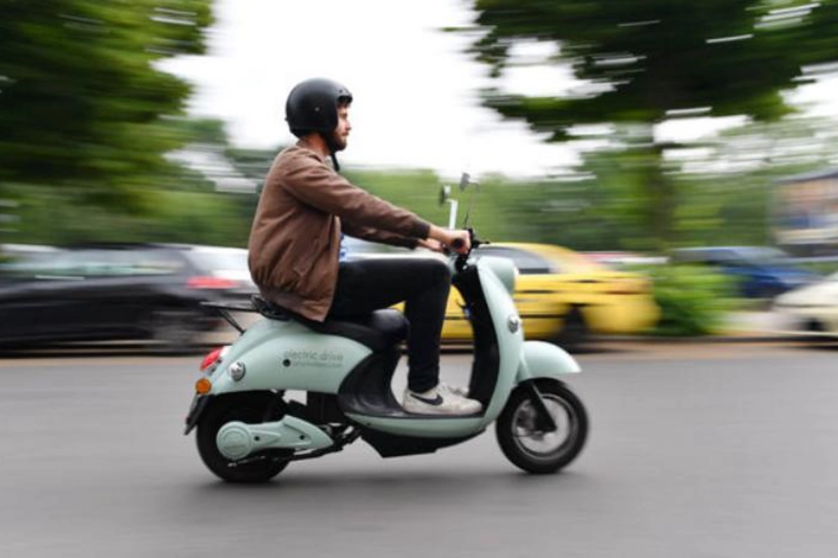 Moped idarə etmək üçün sürücülük vəsiqəsi tələb olunacaq
