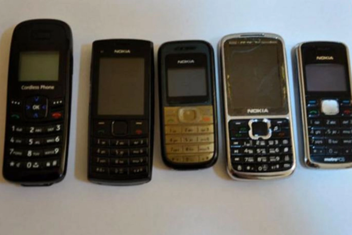 Bakıda ata həbsdə olan oğluna beş ədəd telefon vermək istəyərkən tutuldu