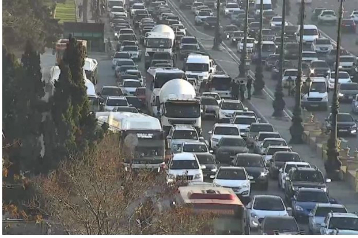 Bakıda 40-dan çox avtobus tıxacda qaldı