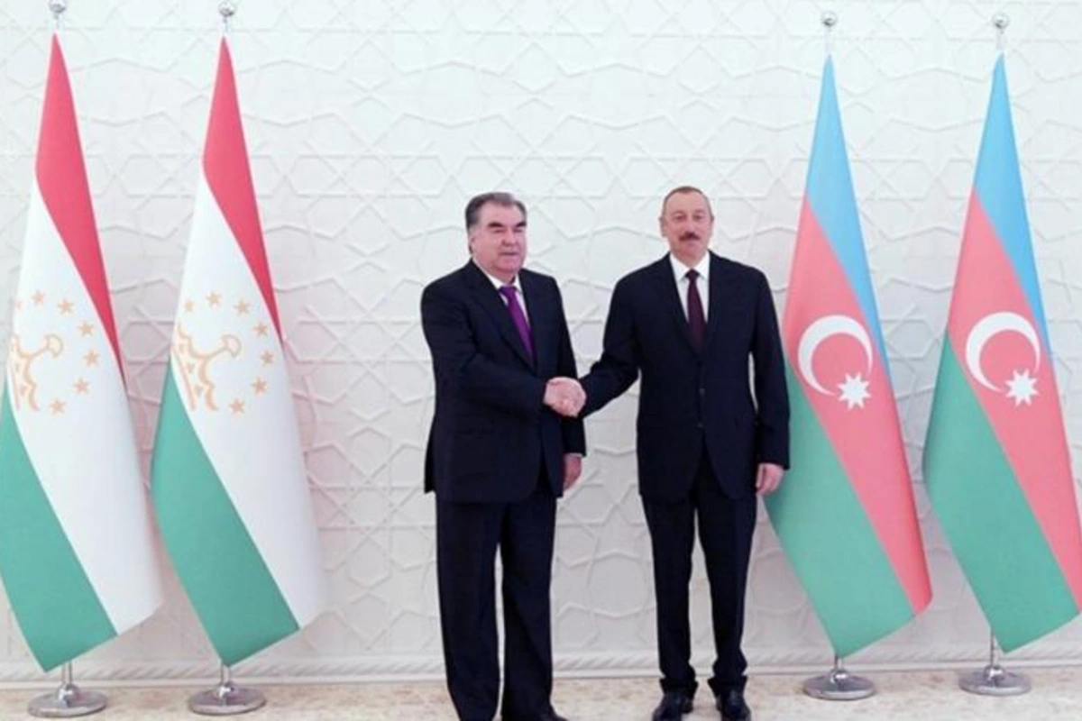 Tacikistan prezidenti İlham Əliyevi təbrik etdi