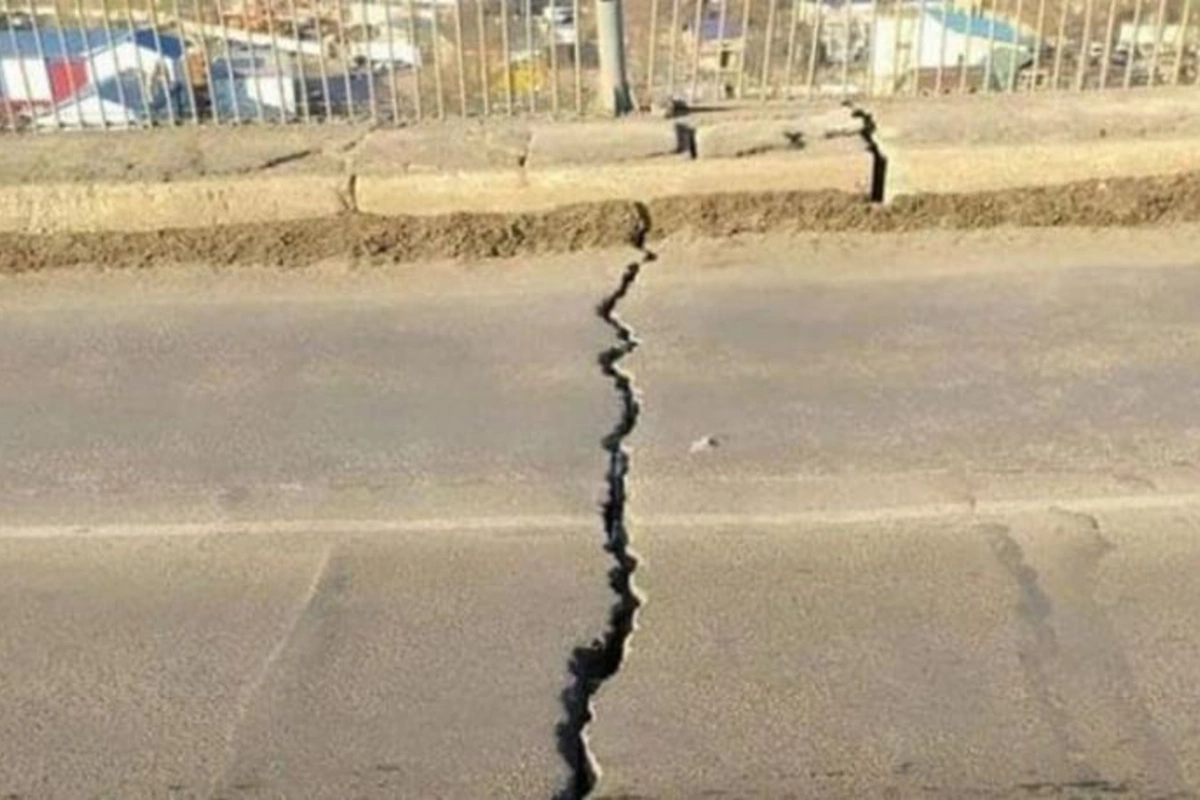 Rusiyada soyuq hava səbəbindən körpü çatladı