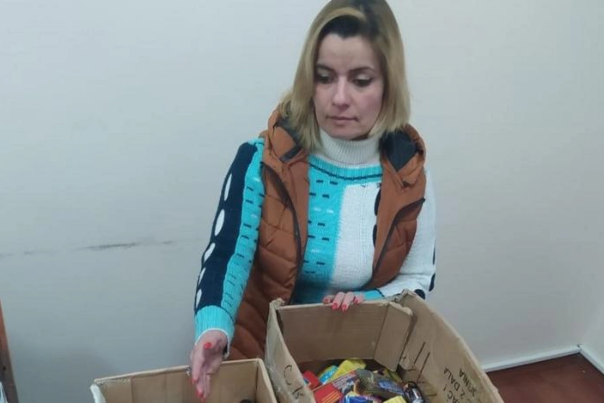 Avtomobilində pirotexniki vasitələr satan qadın saxlanıldı