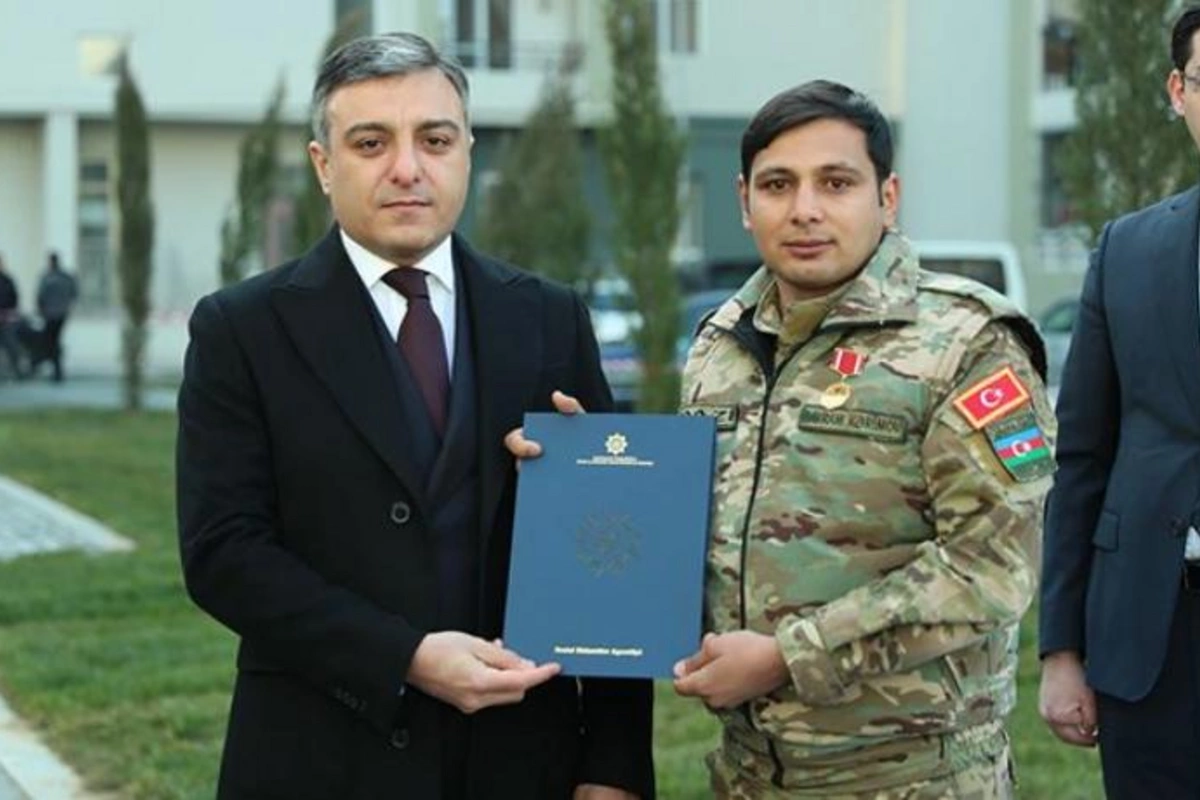 Əsirlikdən qayıdan Bayrama da ev verildi — FOTOLAR