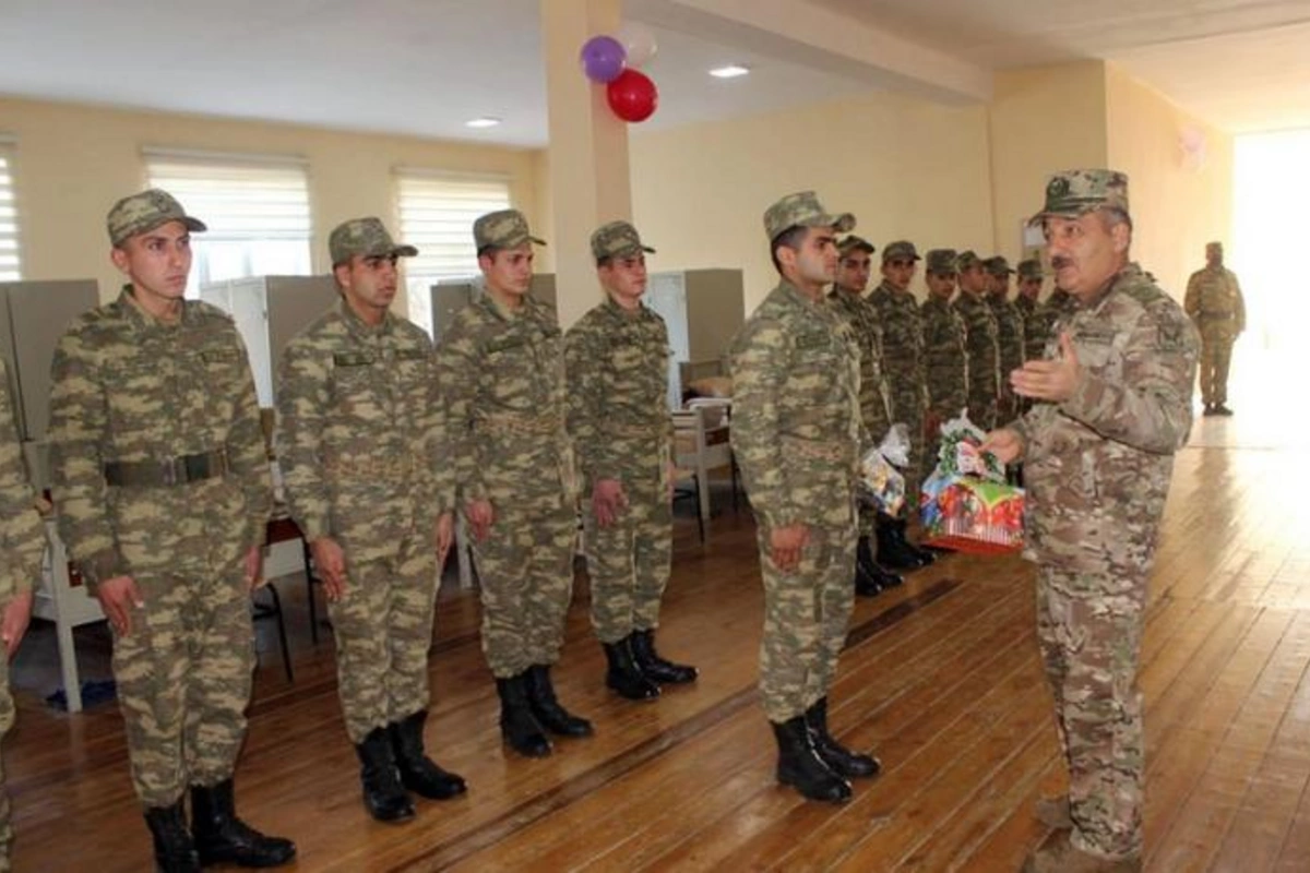 Komandan Quru Qoşunlarına ayıq-sayıqlığın artırılması ilə bağlı tapşırıqlar verdi — FOTOLAR