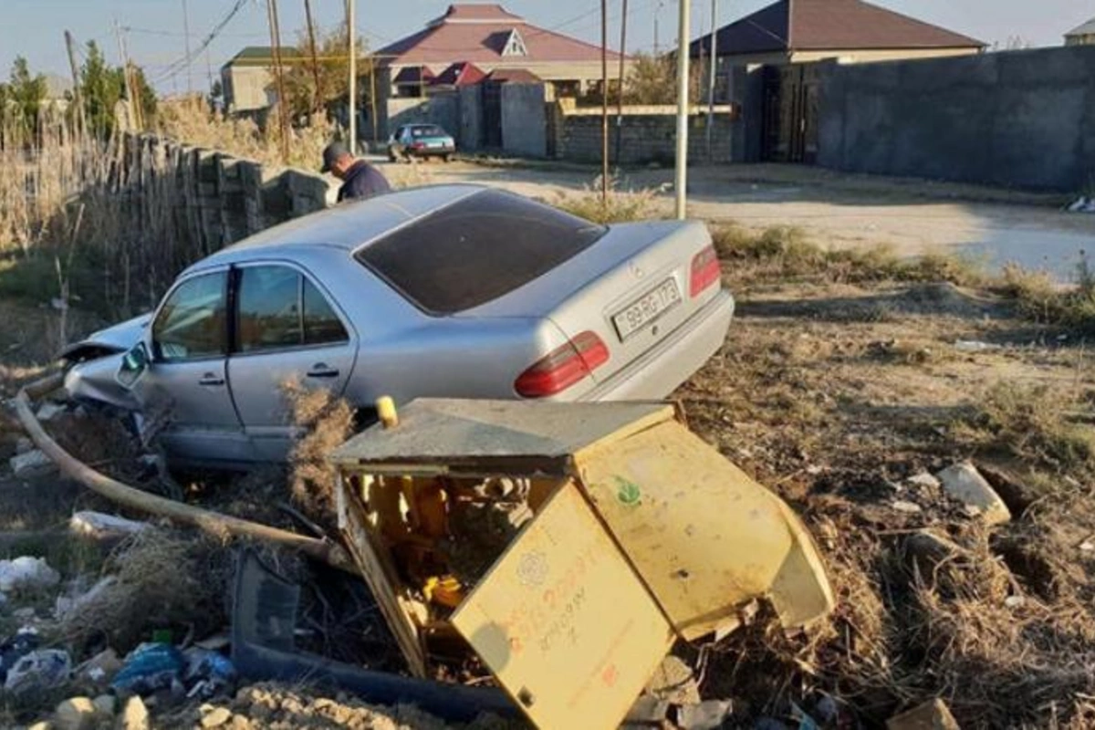 Sabirabadda avtomobil qaz xəttinə çırpıldı, sürücü öldü