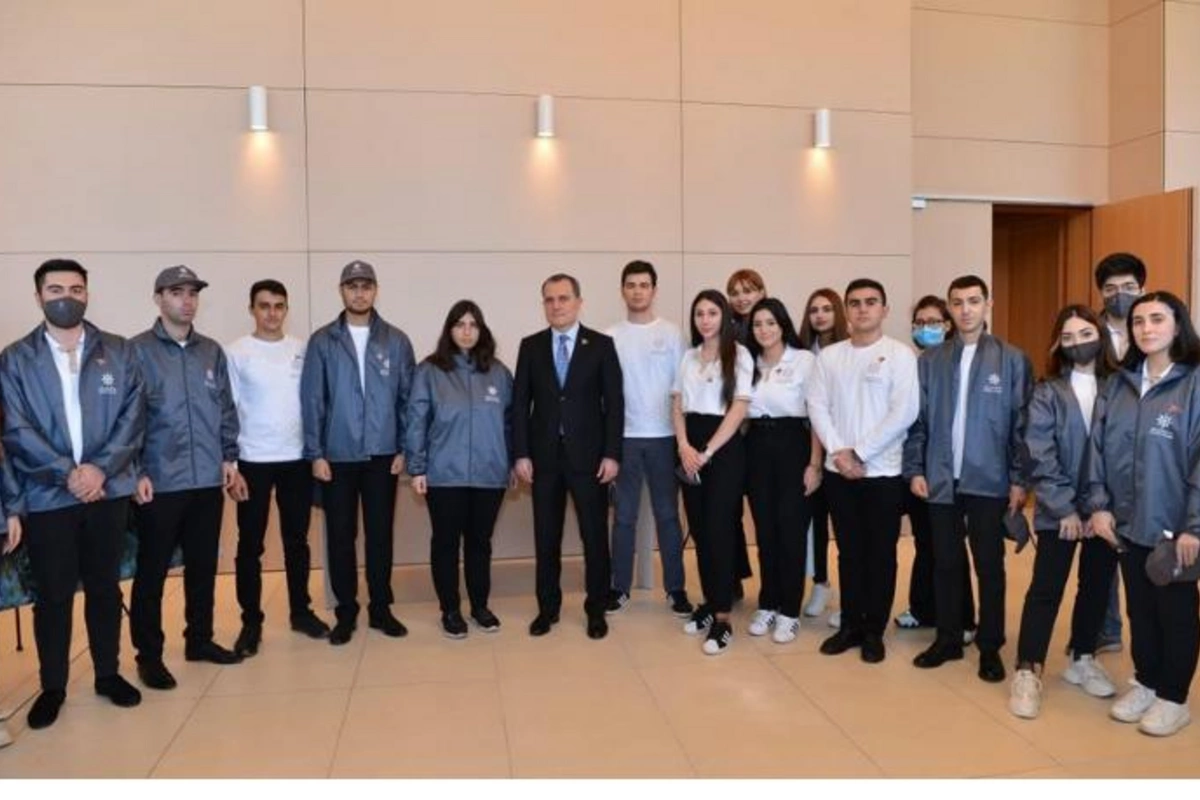 Ceyhun Bayramov könüllüləri təbrik etdi