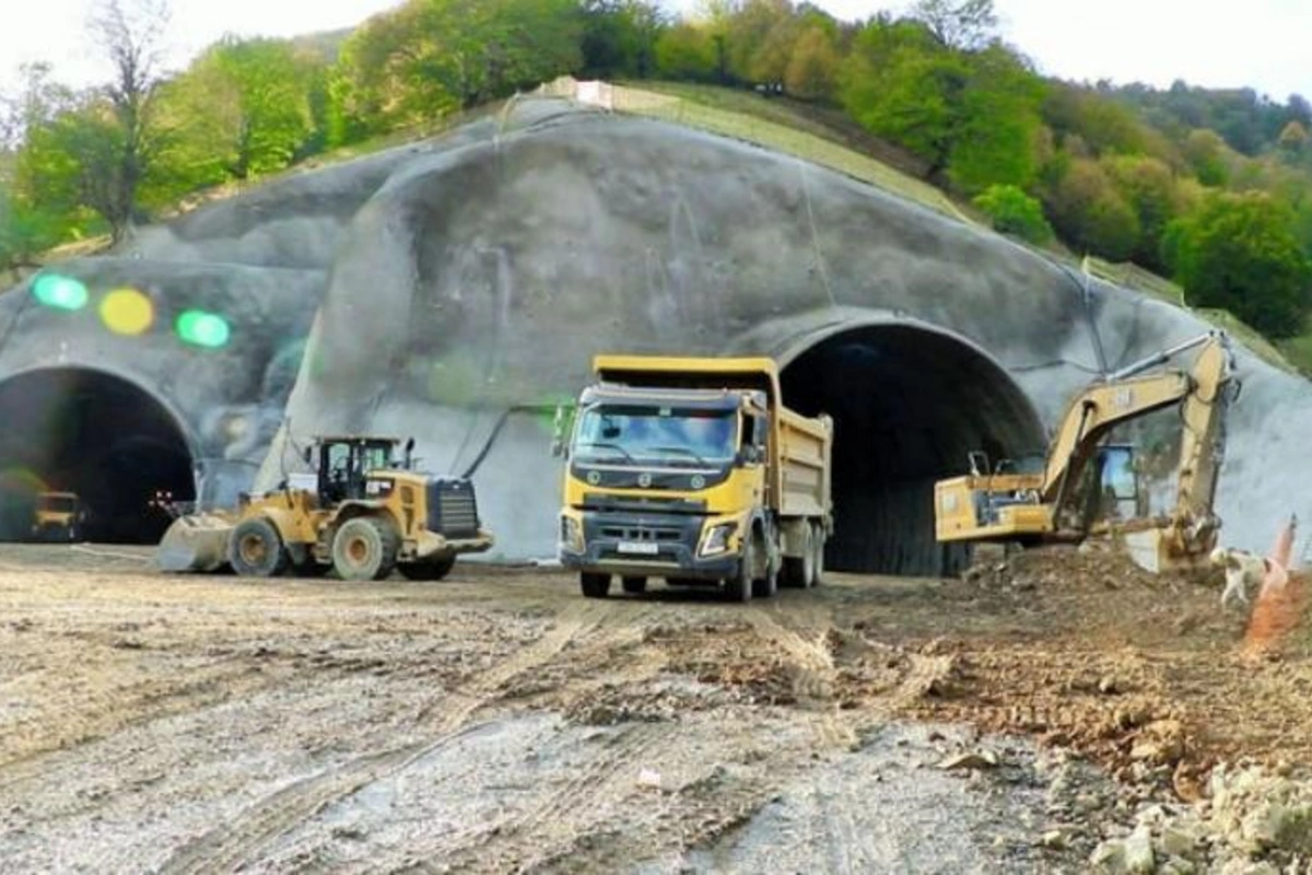 Toğanalıdan Kəlbəcərə çəkilən tunel-yolun tikintisi davam etdirilir