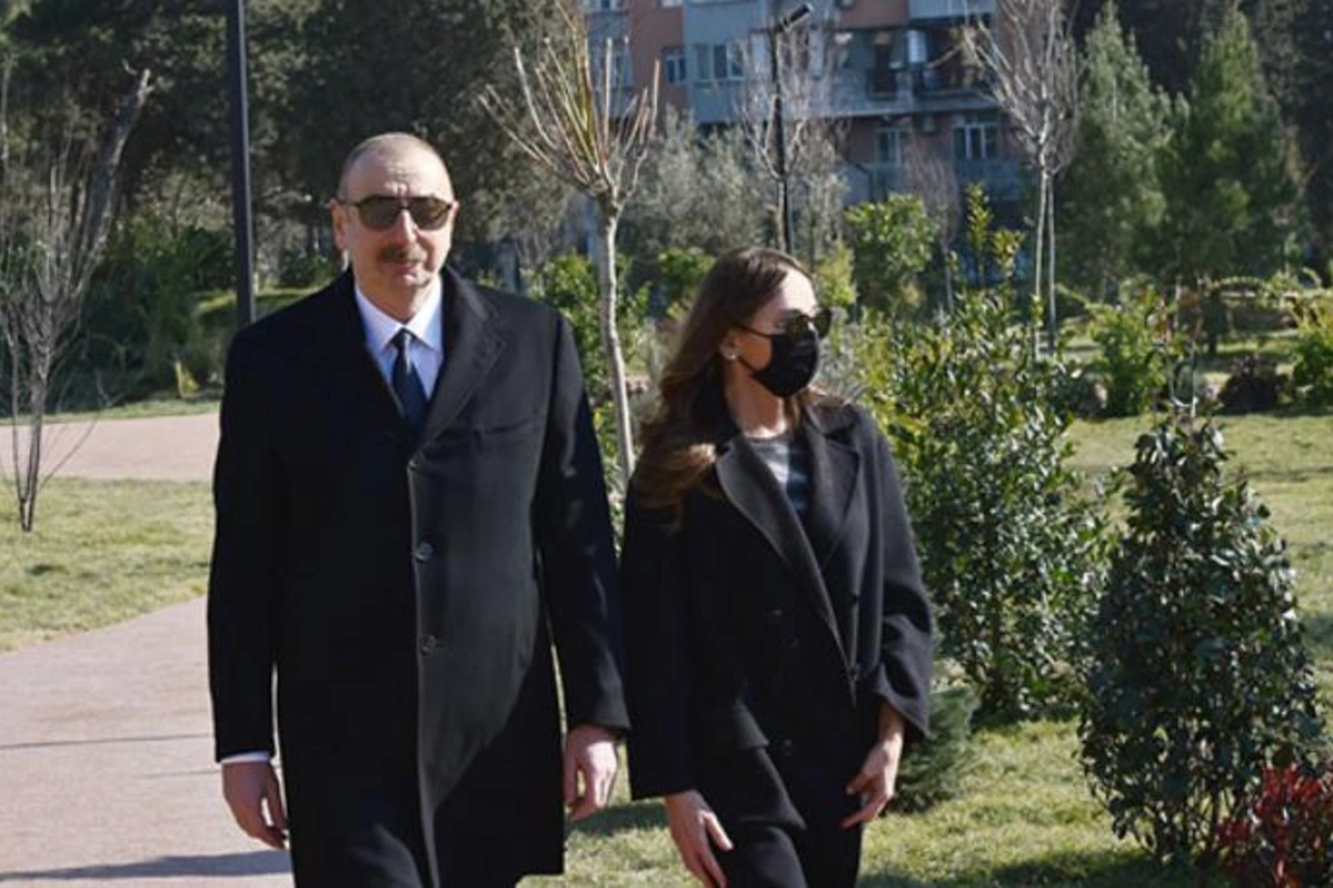 Prezident xanımı ilə yeni parkı gəzdi — FOTOLAR