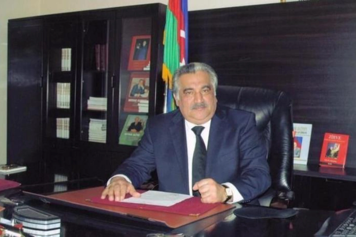 Əhəd Abıyev Prezident Administrasiyası önündə etiraz edənlərə REAKSİYA VERDİ