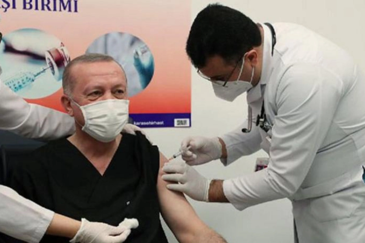 Ərdoğan “CoronaVac”ın ikinci dozası ilə peyvənd olundu