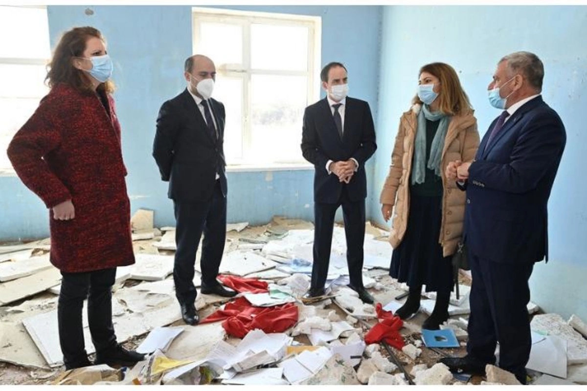 UNICEF və BQXK rəsmiləri ermənilərin dağıtdığı məktəblərdə — FOTO