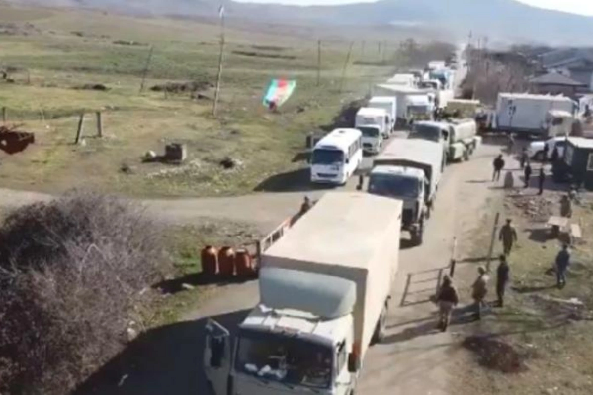 Rusiya sülhməramlılarının müşayiəti ilə inşaat materialları Şuşaya çatdırıldı