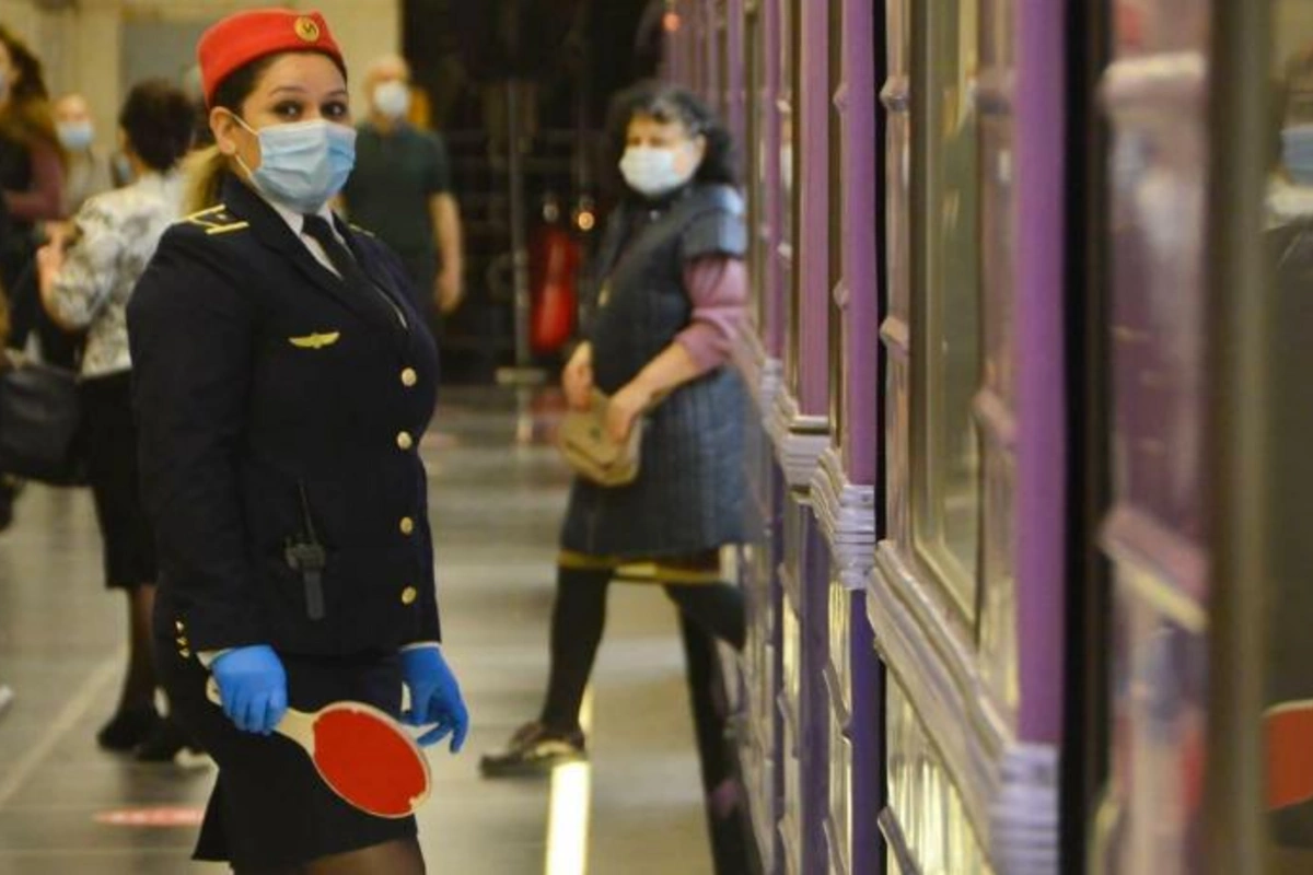 Bakı metrosunda insident — İki qız tunelə düşüb qaçdı