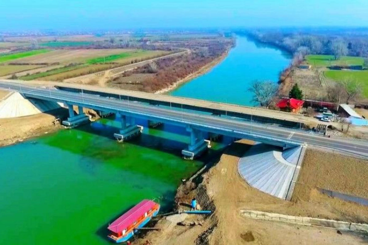 Kür çayı üzərində yeni avtomobil körpüsü inşa edildi — VİDEO
