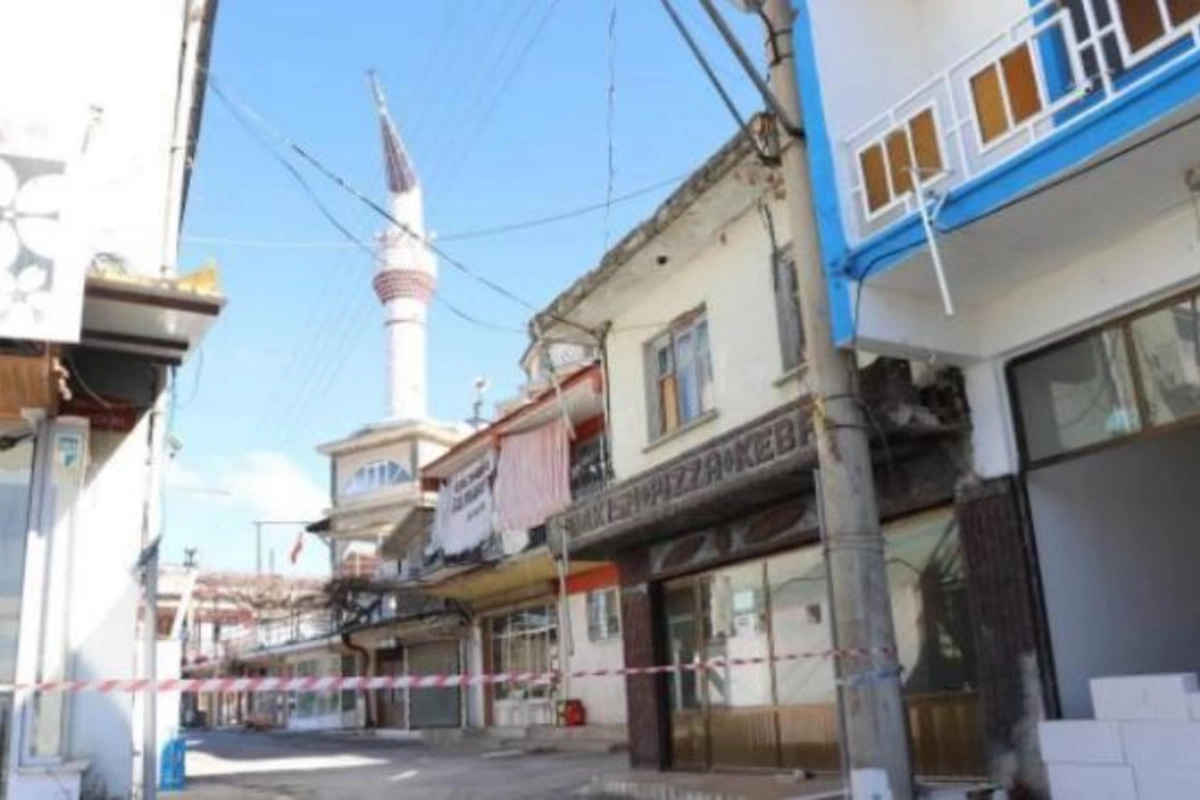 Türkiyədə məscidin minarəsi güclü küləyə dözmədi — VİDEO