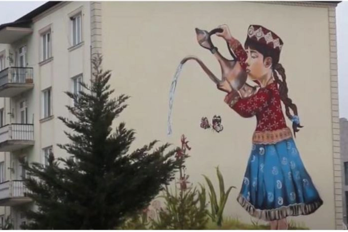 Şəhid ailələrinin yaşadıqları binanı xarıbülbül bəzəyir — VİDEO