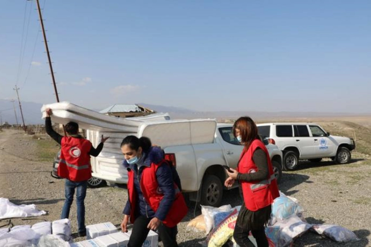 BMT Azərbaycanda münaqişədən zərər çəkən insanlara humanitar yardım göndərdi — FOTOLAR
