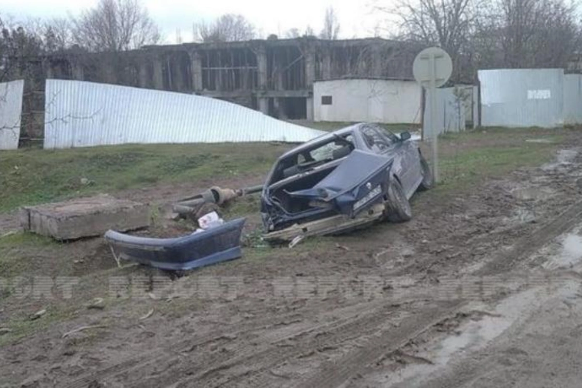 “Mercedes” işıq dirəyinə çırpıldı — FOTO