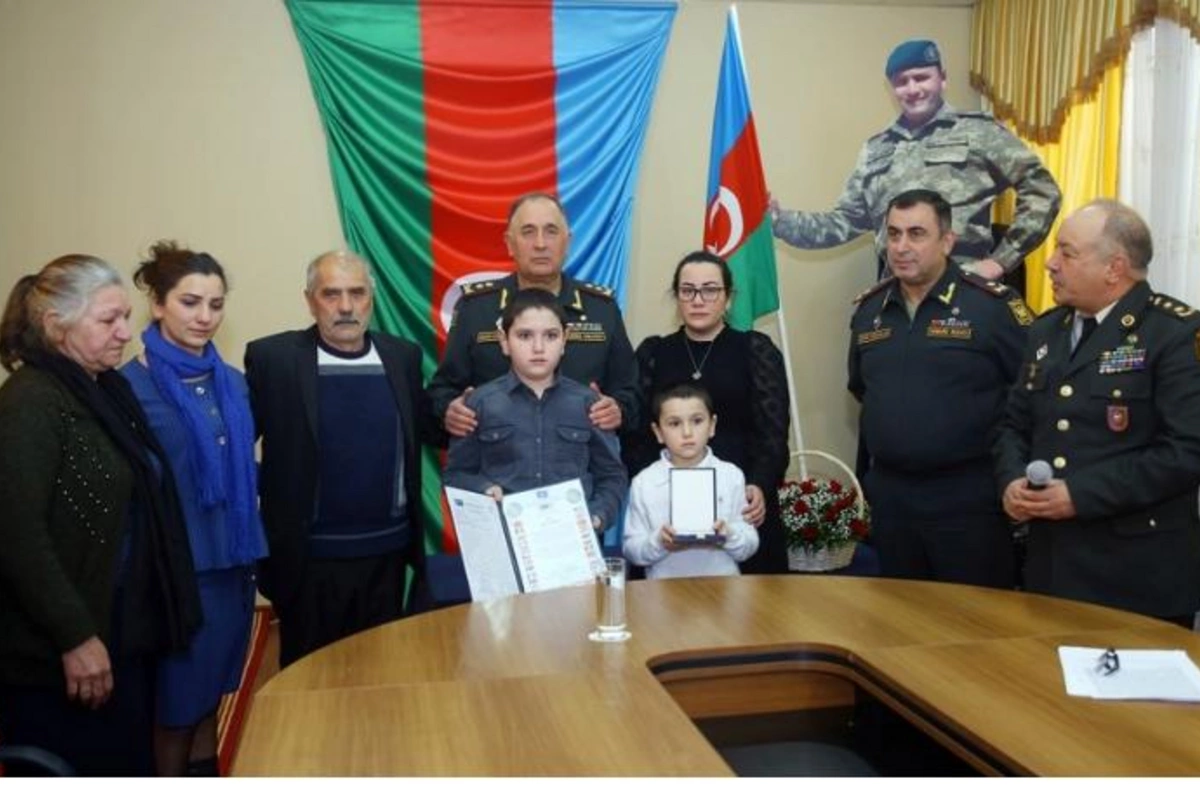 NATO Azərbaycan Ordusunun şəhid mayorunu Ləyaqətli xidmət medalı ilə təltif etdi — FOTOLAR