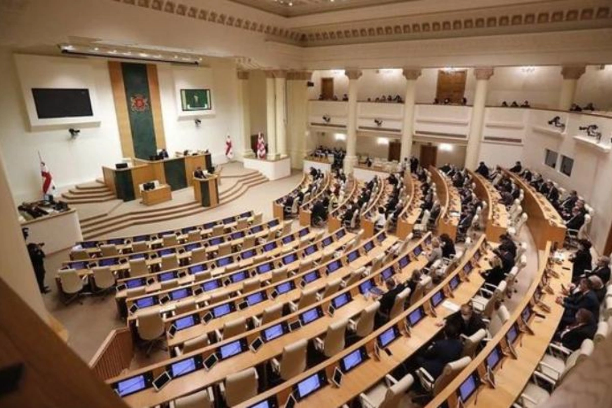 Gürcüstan parlamentinin 6 deputatı hakim partiyadan istefa verdi