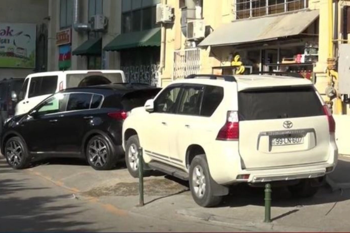 Səki avtomobillər üçün, maşın yolu isə insanlar üçün — VİDEO