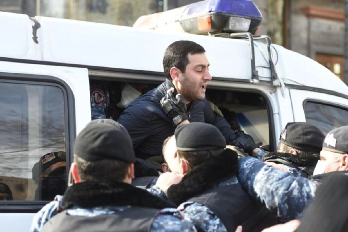 Yerevanda müxalifət yenidən parlamentin qarşısına qayıtdı