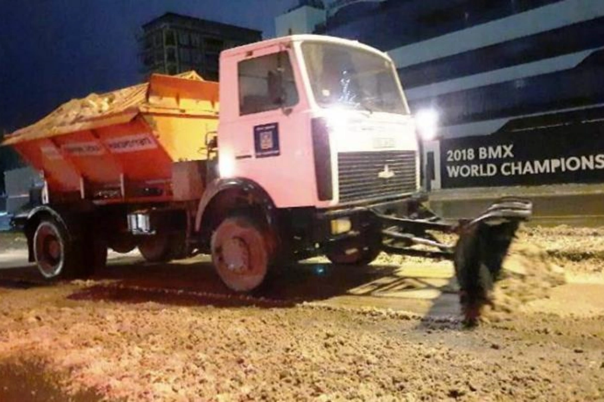 Paytaxt yolları səhərə kimi qardan təmizlənib — FOTOLAR