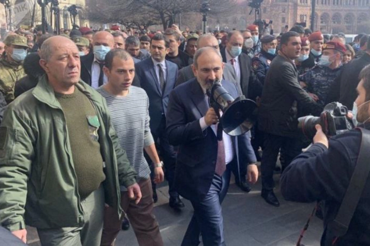 Paşinyan əhalinin qarşısına çıxdı: “Ölkədən qaçmayacağam”