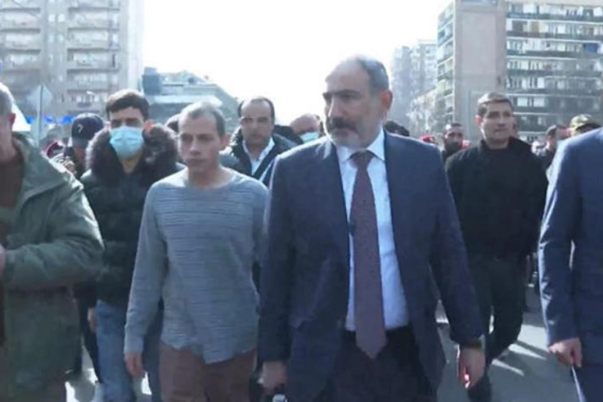 Paşinyan tərəfdarları ilə İrəvanda yürüş keçirir — CANLI