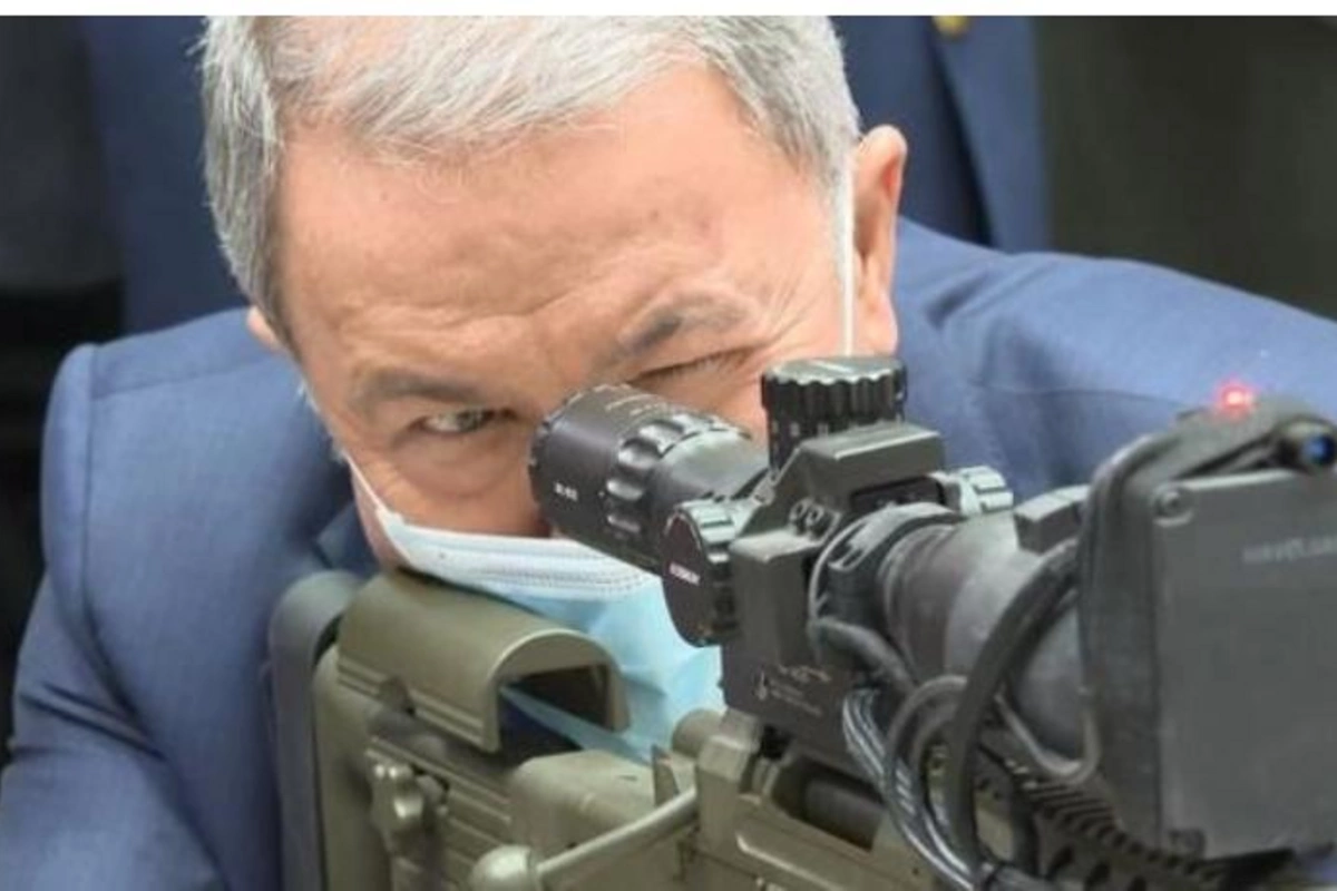 Hulusi Akar 450 metr məsafədəki hədəfi birdəfəyə vurdu — VİDEO