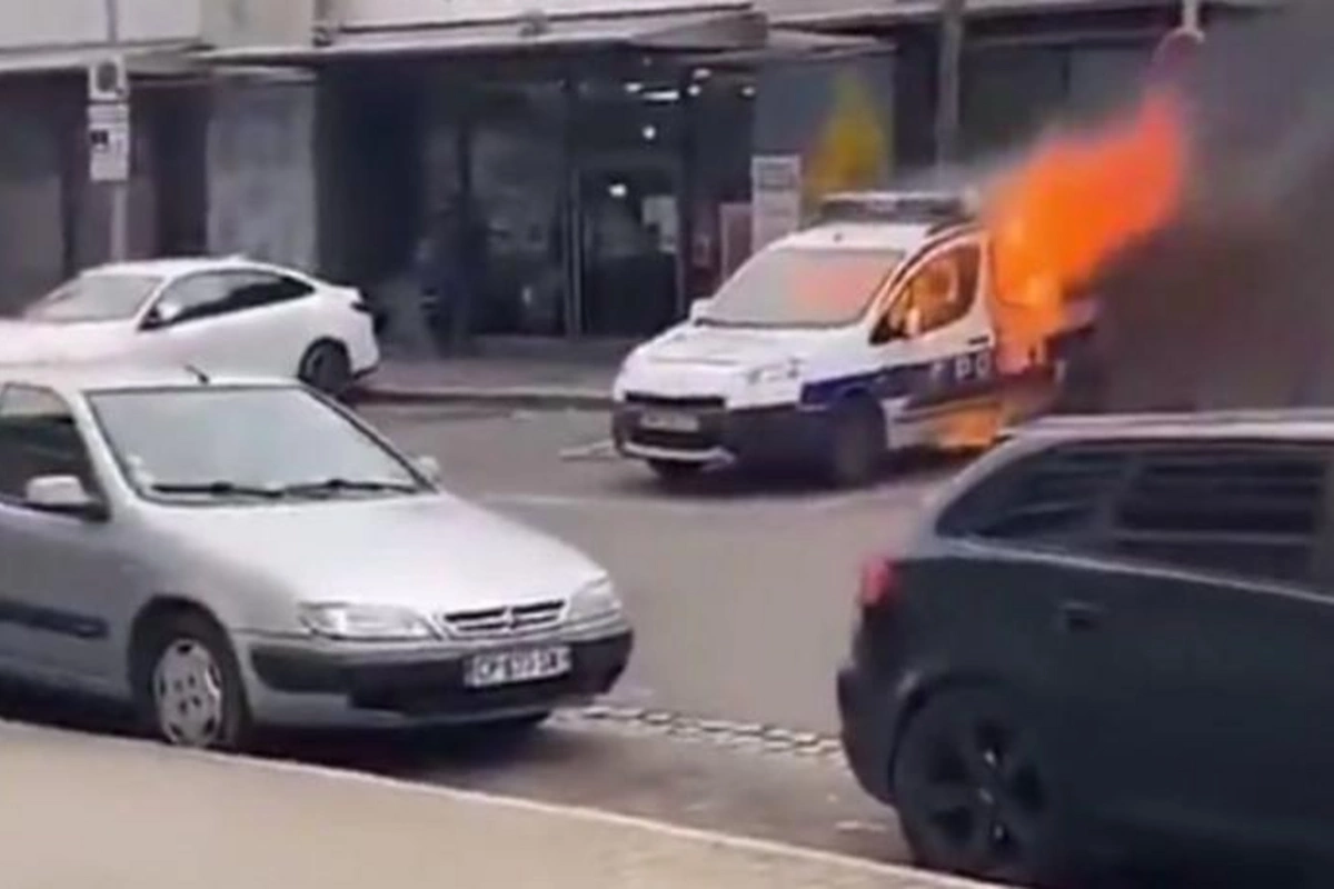 Polisin maşınına “Molotov kokteyli” atdılar — VİDEO