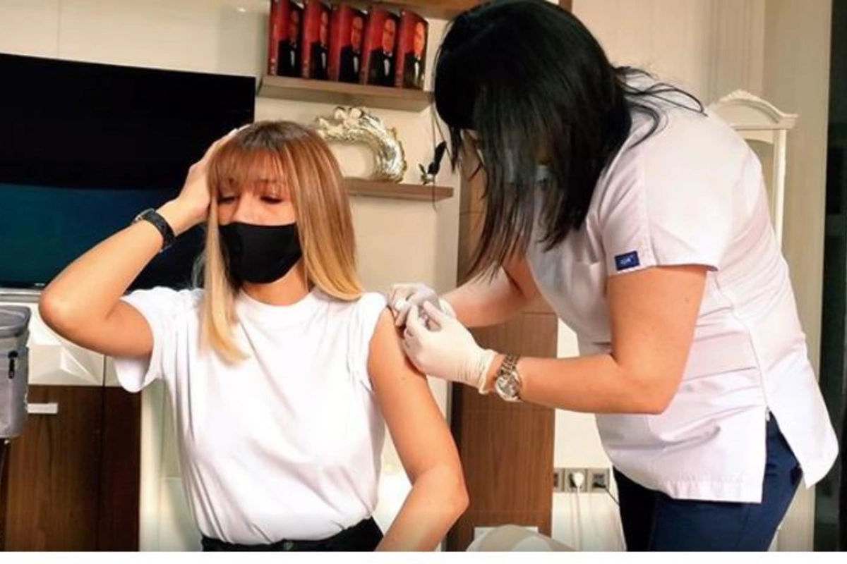 Röya xəstəxananın işçisi kimi vaksin vurdurub