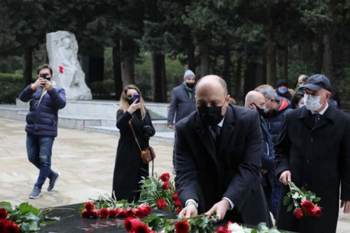 Qara Qarayevin məzarı ziyarət olundu — FOTOLAR