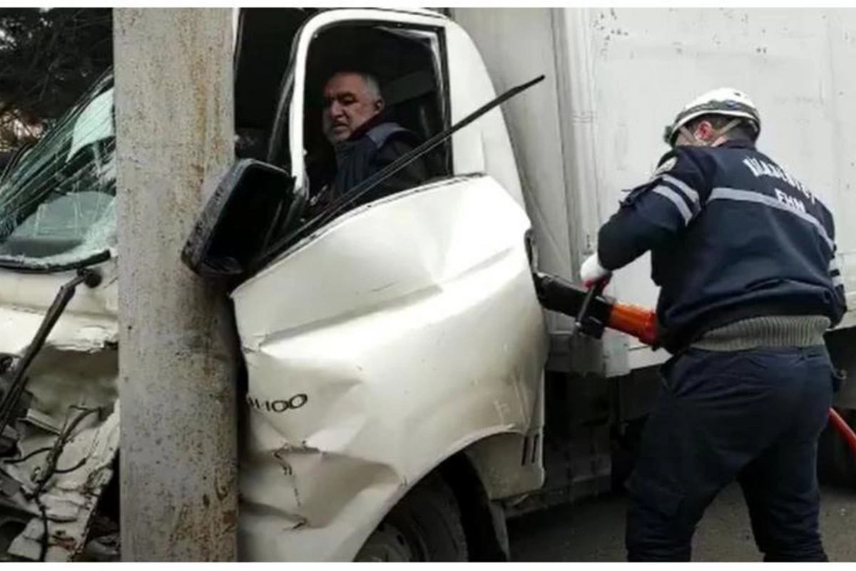 Bakıda maşında sıxılıb qalan sürücü belə çıxarıldı — VİDEO