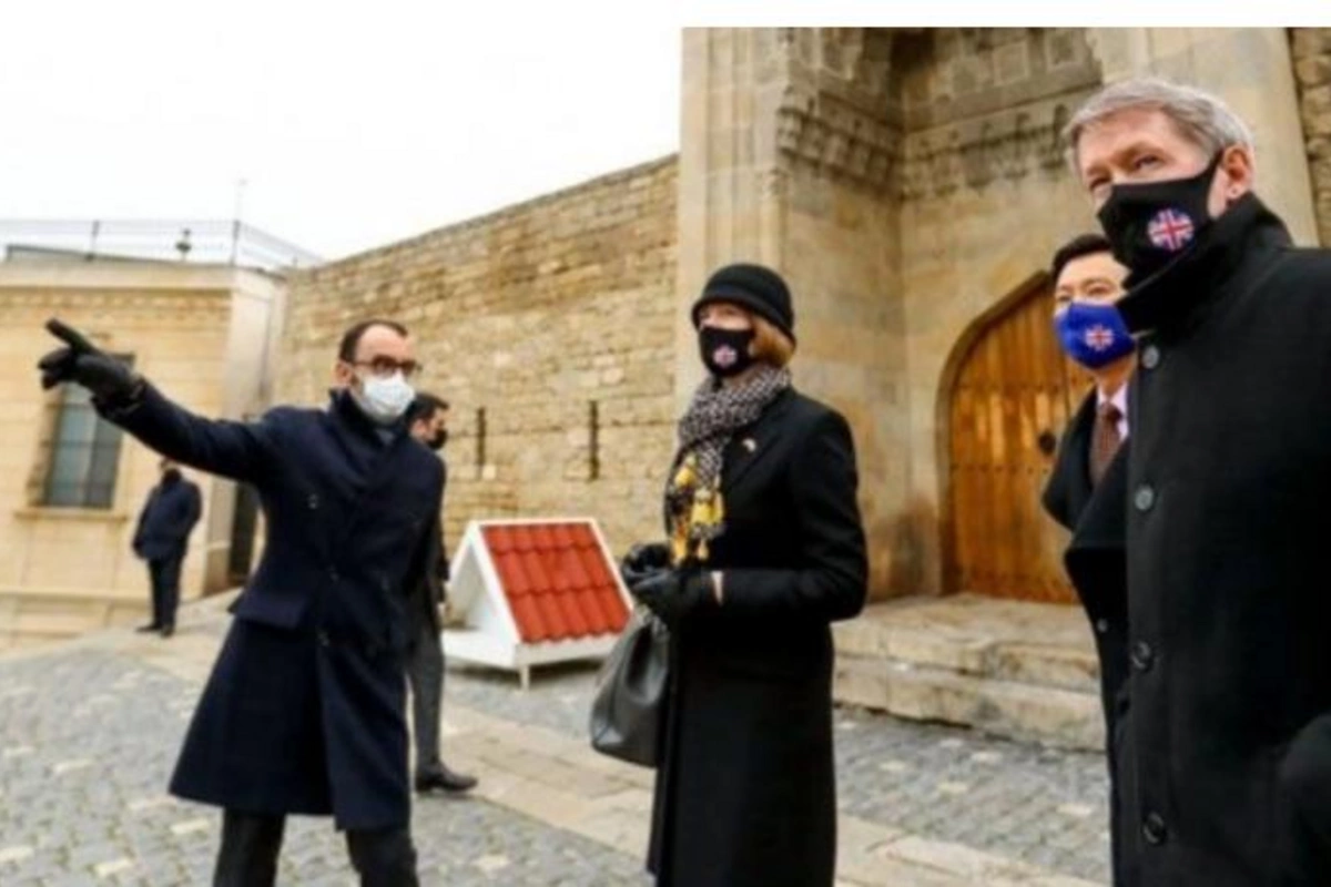Britaniyalı nazir Bakını gəzdi