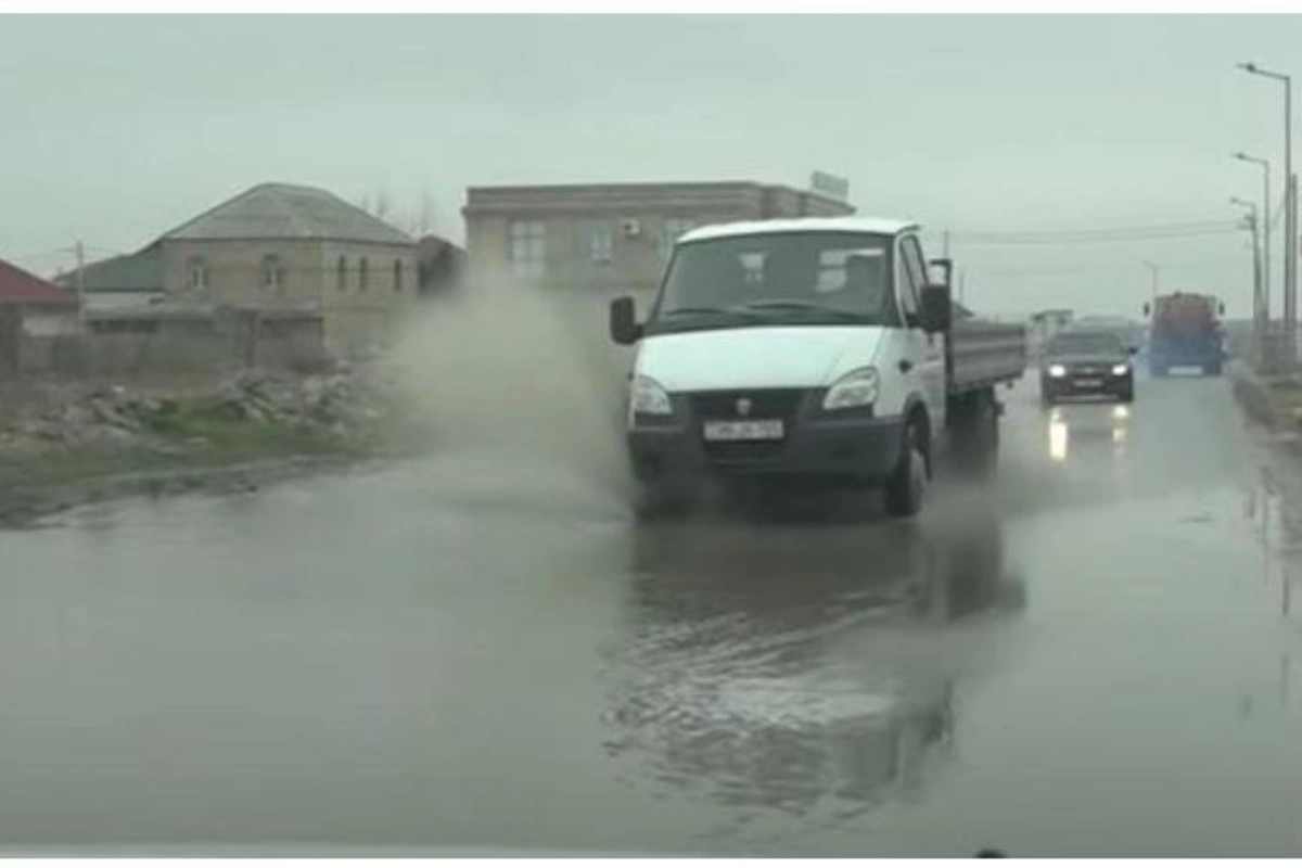 “Azərsu” ASC qəzanı aradan qaldırmaq üçün içməli suyu yollara axıtdı — VİDEO