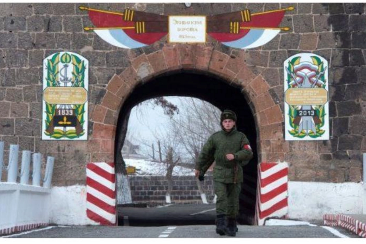 Ermənistandakı rus bazasına hücum edildi: yaralılar var