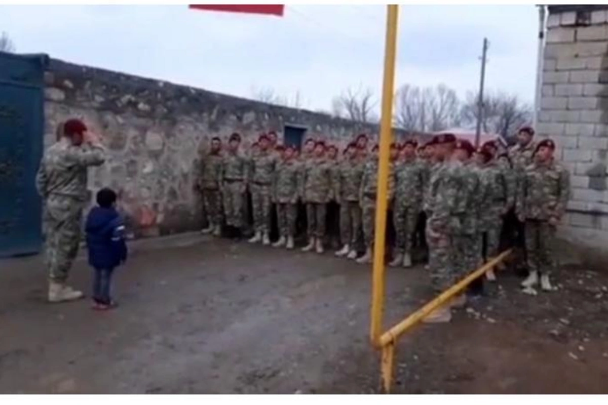 Şəxsi heyət şəhid komandirin övladının ziyarətinə belə getdi — FOTO/VİDEO