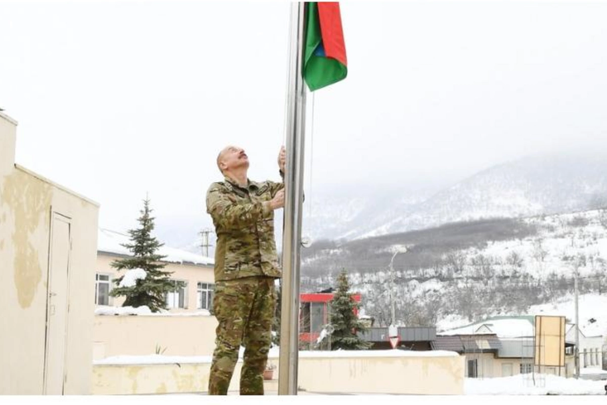 Prezident Hadrutda Azərbaycan bayrağını qaldırdı