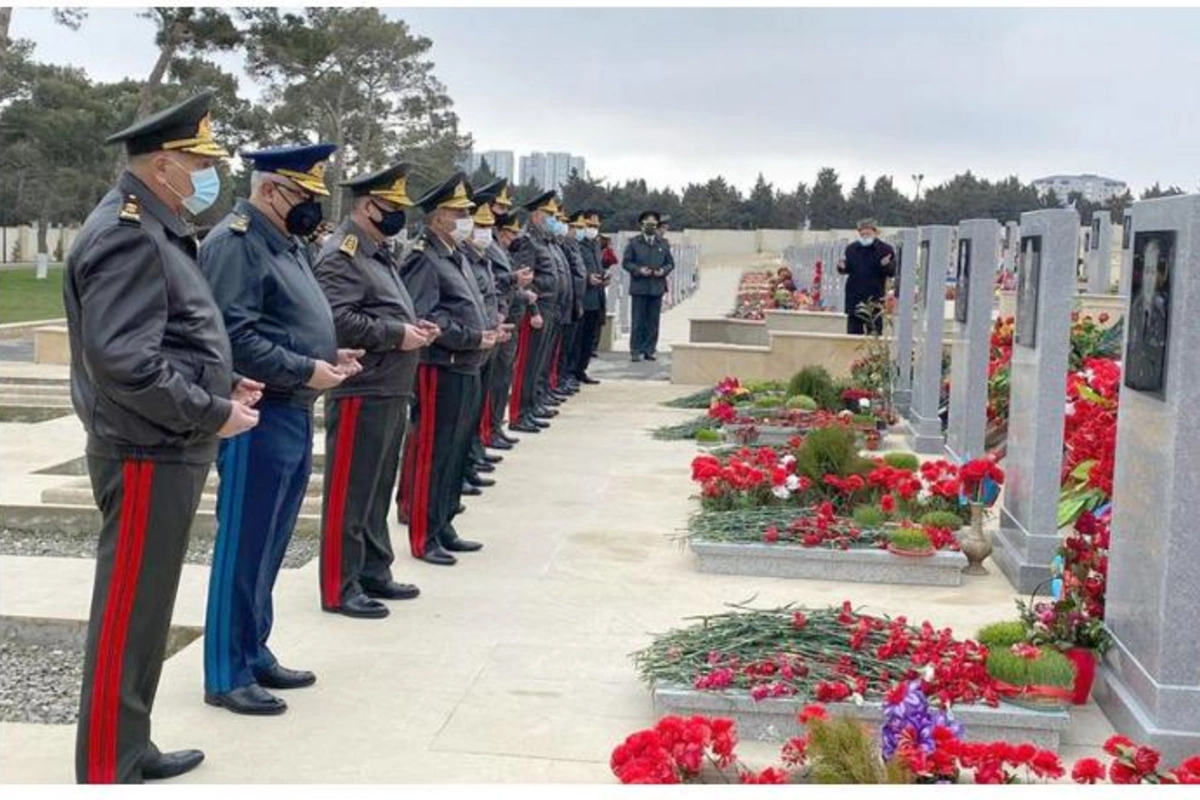Müdafiə Nazirliyinin rəhbərliyi İkinci Fəxri xiyabanı ziyarət etdi — FOTOLAR