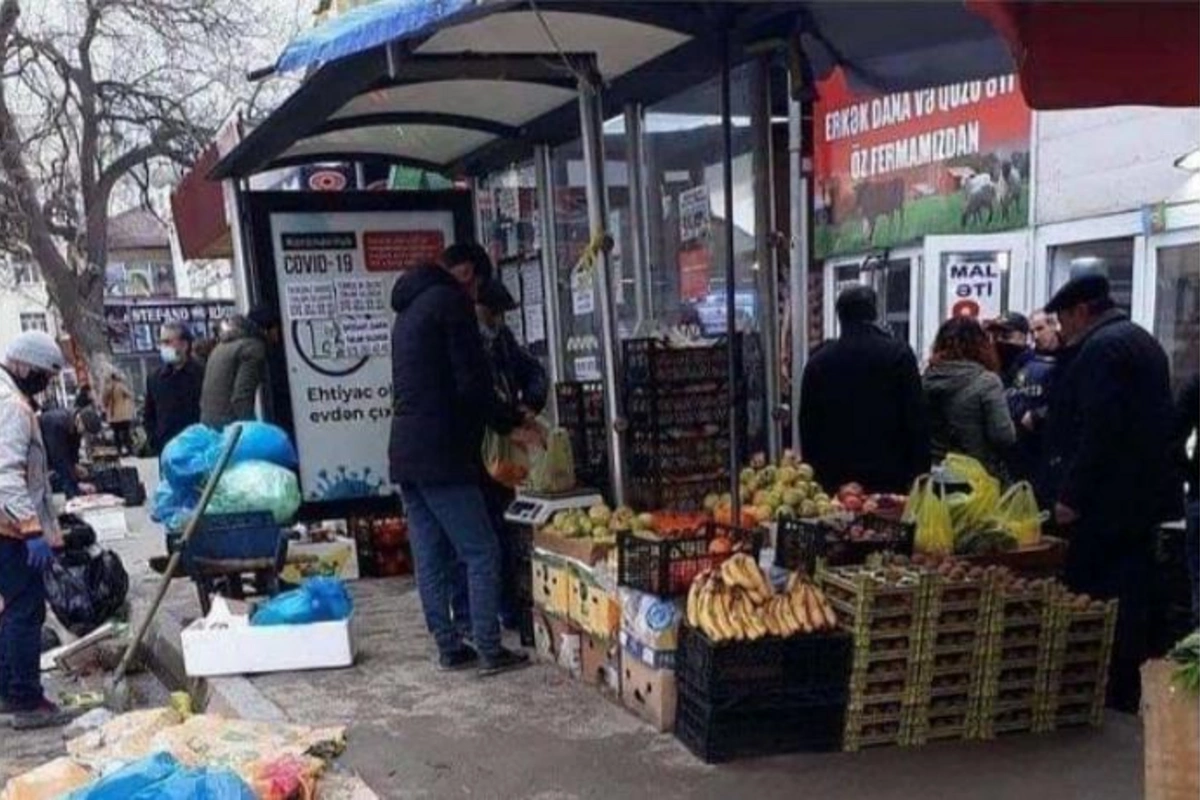 Bakıda avtobus dayanacağını bazara çevrilib