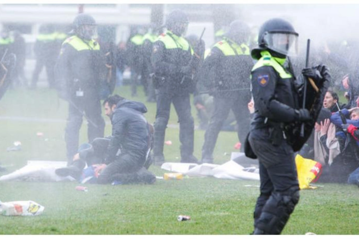 Polis etirazçılara su şırnaqları ilə müdaxilə etdi