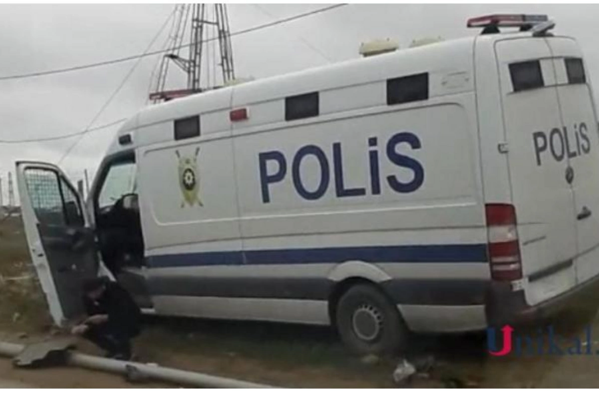 Bakıda məhbus daşıyan polis maşını qəzaya düşdü — VİDEO