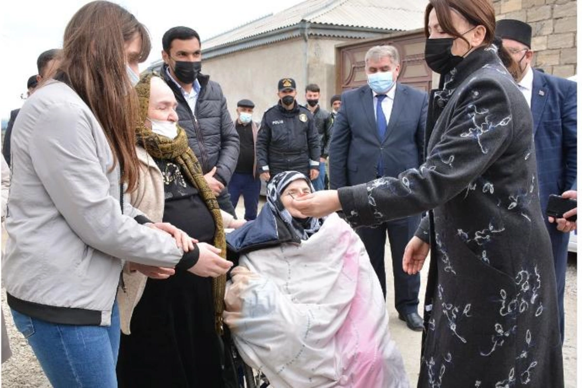 İradə Gülməmmədova I qrup əlilə yeni mənzilin açarlarını təqdim etdi — FOTOLAR