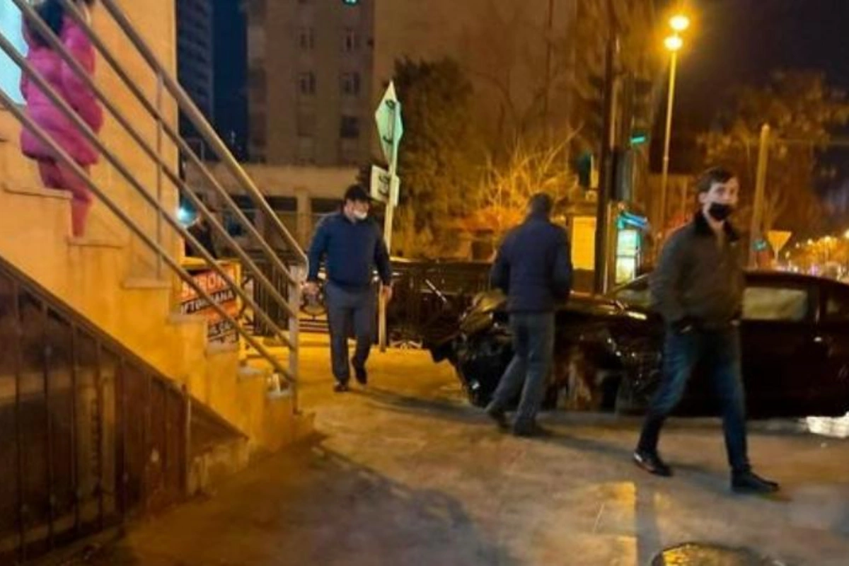 Bakıda idman avtomobili səkiyə çırpıldı — FOTO