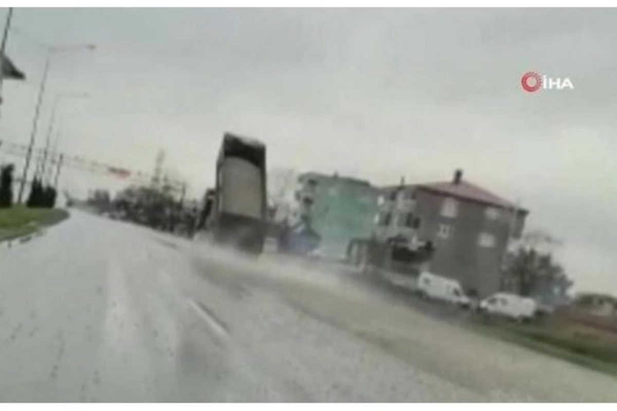 Yük yeri açıq qalan avtomobil monitor konstruksiyaya çırpılıb aşdı — VİDEO