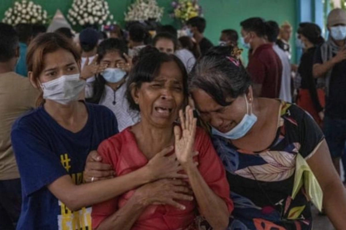 Myanma polisi yasa gələnləri atəşə tutdu