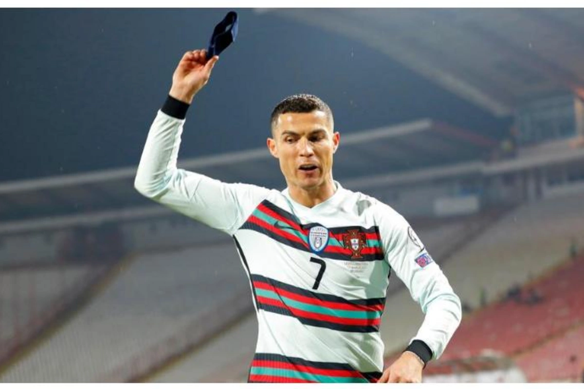 Ronaldo kapitanlıq sarğısını yerə atmasından danışdı — FOTO