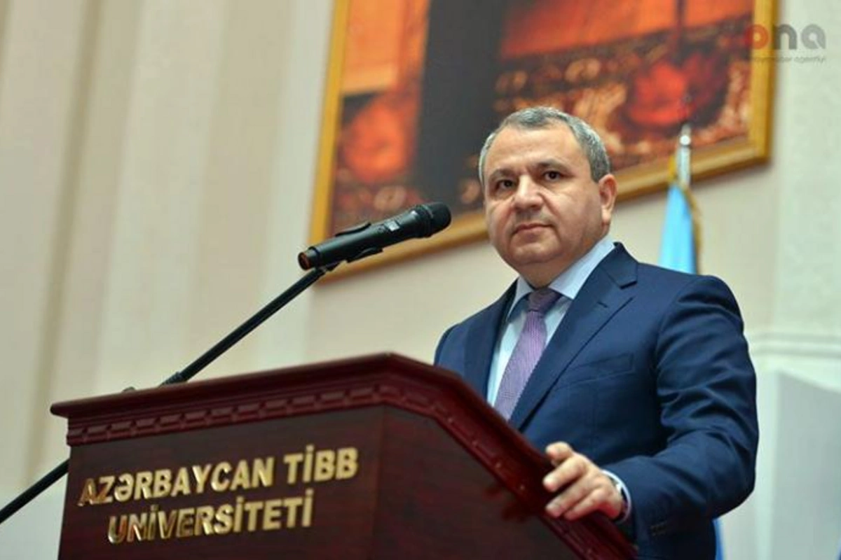 Elçin Babayevin elmi dərəcəsi yoxdur?